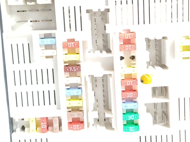 Recambio de caja reles / fusibles para renault megane iii sport tourer dynamique referencia OEM IAM 284B60008R 519339311 USMBD95