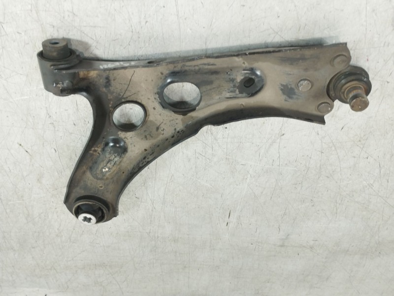 Recambio de brazo suspension inferior delantero derecho para peugeot 208 2020 referencia OEM IAM   