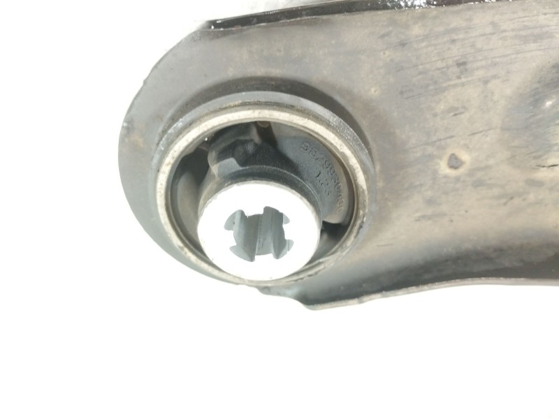 Recambio de brazo suspension inferior delantero derecho para peugeot 208 2020 referencia OEM IAM   