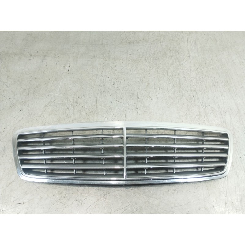 Recambio de rejilla delantera para mercedes-benz clase c (w203) berlina 220 cdi (203.006) referencia OEM IAM a2038800183  