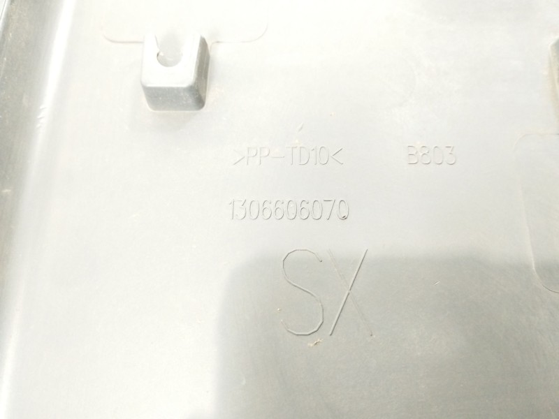 Recambio de moldura para fiat ducato combi 30 (290) 130 (l1h1) referencia OEM IAM 1306606070  