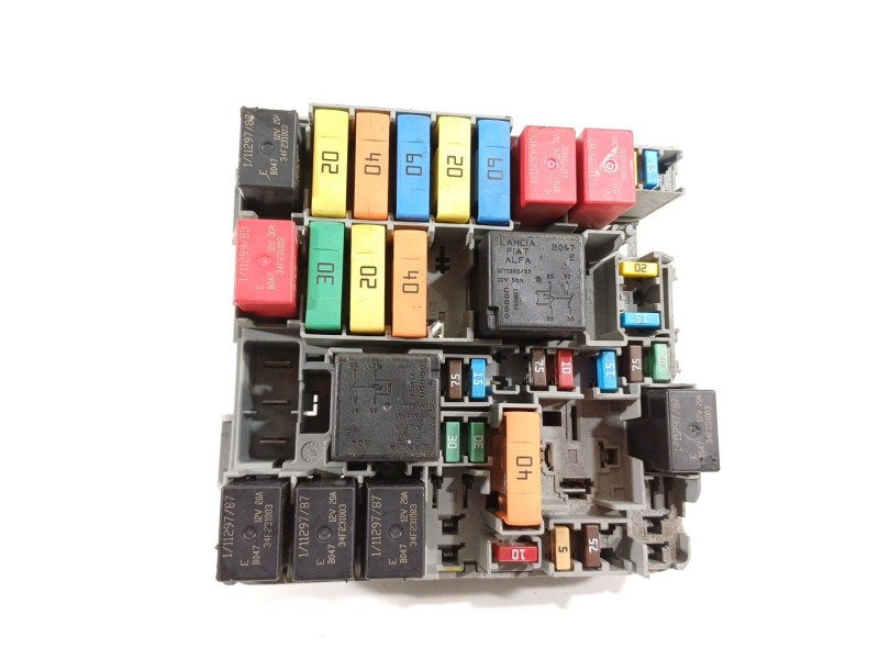 Recambio de caja reles / fusibles para opel combo e tour / life (k9) 1.2 referencia OEM IAM 52028777  