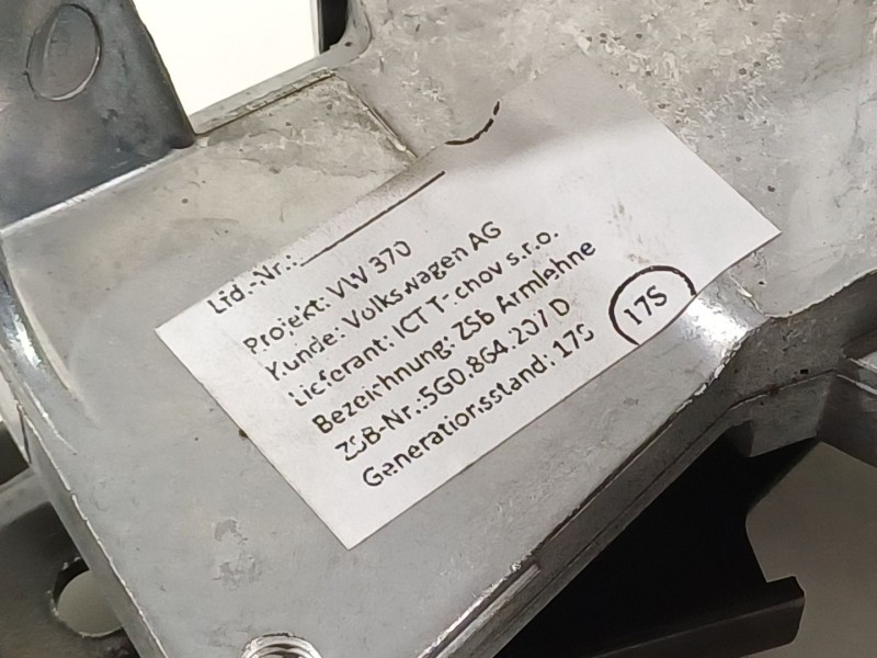 Recambio de apoyabrazos central para volkswagen golf vii lim. advance bluemotion referencia OEM IAM 687774  5G0885961D