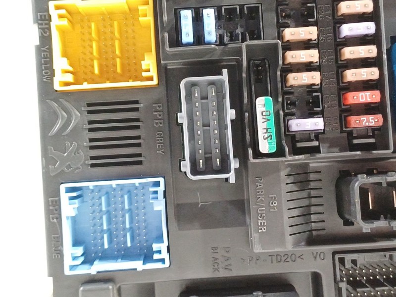 Recambio de caja reles / fusibles para citroën c3 live referencia OEM IAM 9819851180  BSIEL1