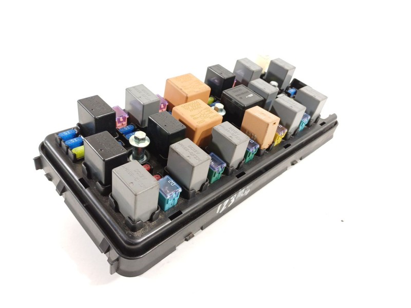 Recambio de caja reles / fusibles para chevrolet captiva 2.0 vcdi lt referencia OEM IAM 06372  