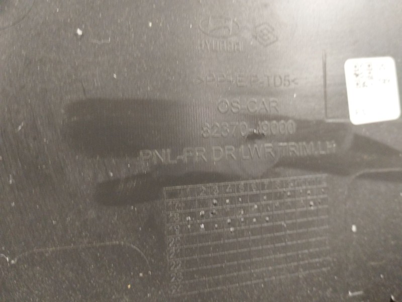 Recambio de guarnecido puerta delantera izquierda para hyundai kona tecno 2wd referencia OEM IAM 82370J9000  