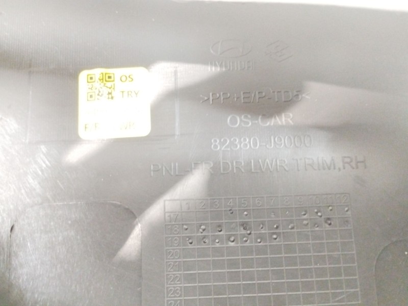 Recambio de guarnecido puerta delantera derecha para hyundai kona tecno 2wd referencia OEM IAM 82380j9000  