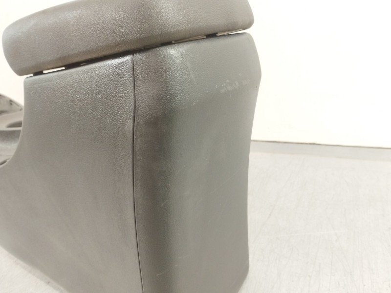 Recambio de apoyabrazos central para hyundai kona tecno 2wd referencia OEM IAM 84611J9000  