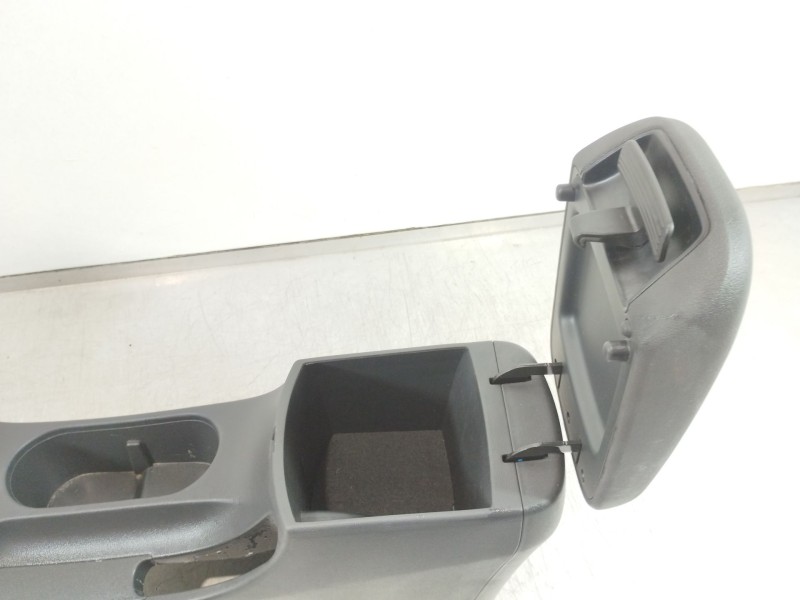 Recambio de apoyabrazos central para hyundai kona tecno 2wd referencia OEM IAM 84611J9000  