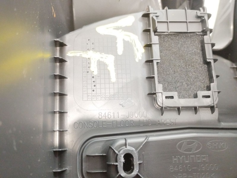 Recambio de apoyabrazos central para hyundai kona tecno 2wd referencia OEM IAM 84611J9000  