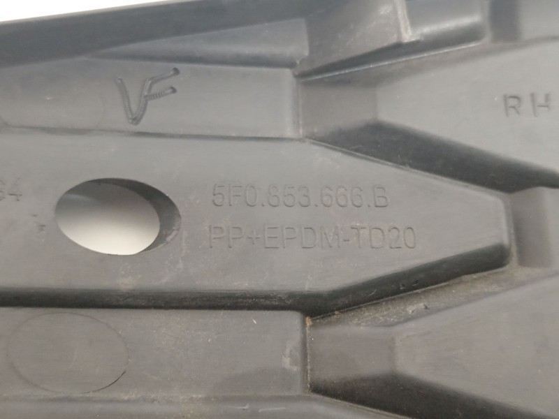 Recambio de rejilla paragolpes derecha para seat leon sc (5f5) 2.0 tdi referencia OEM IAM 5F0853666B  
