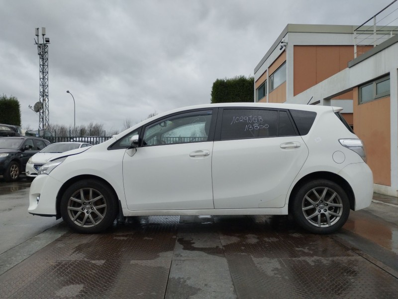 toyota verso (_r2_) del año 2015