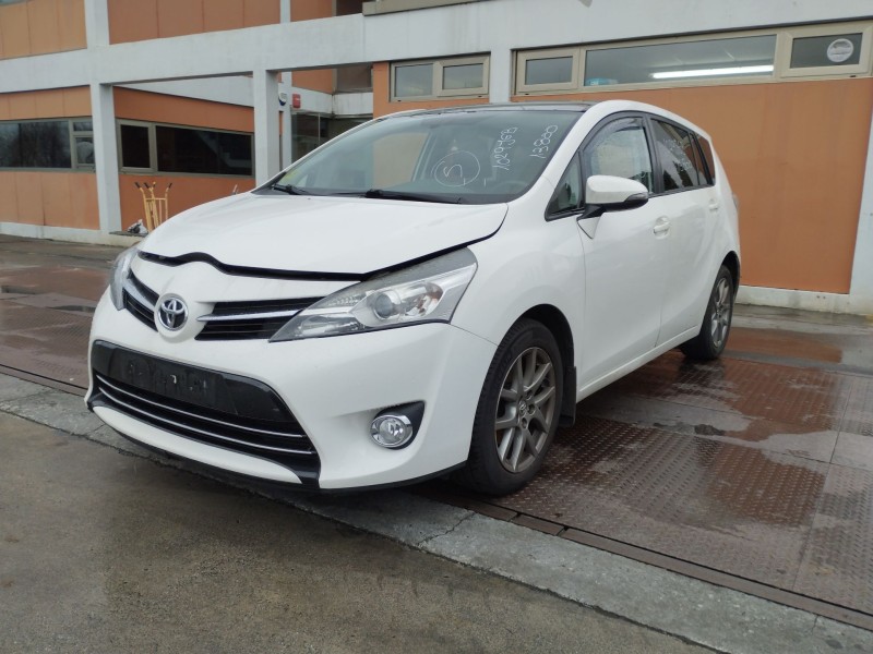 toyota verso (_r2_) del año 2015