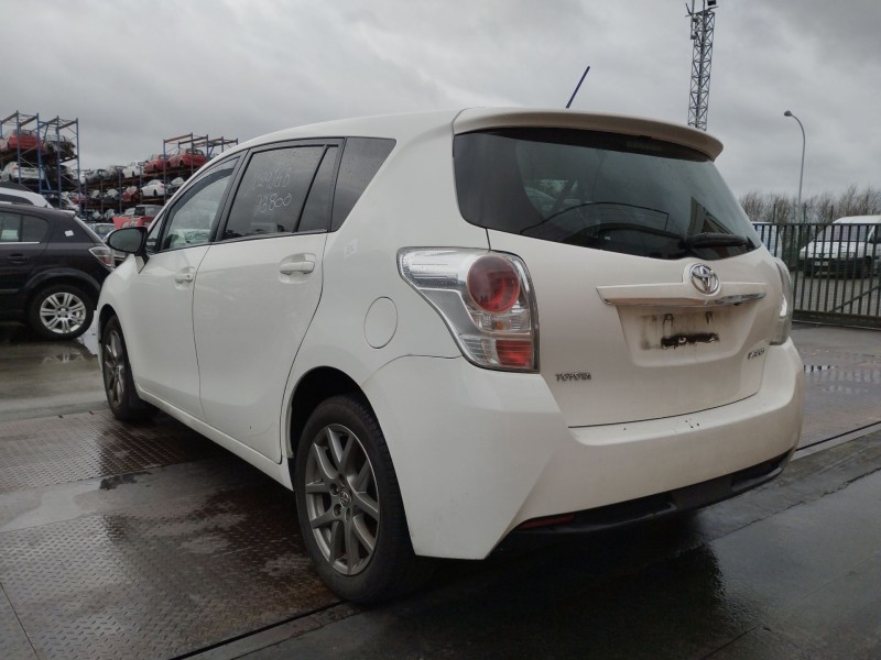 toyota verso (_r2_) del año 2015