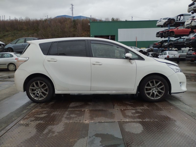 toyota verso (_r2_) del año 2015