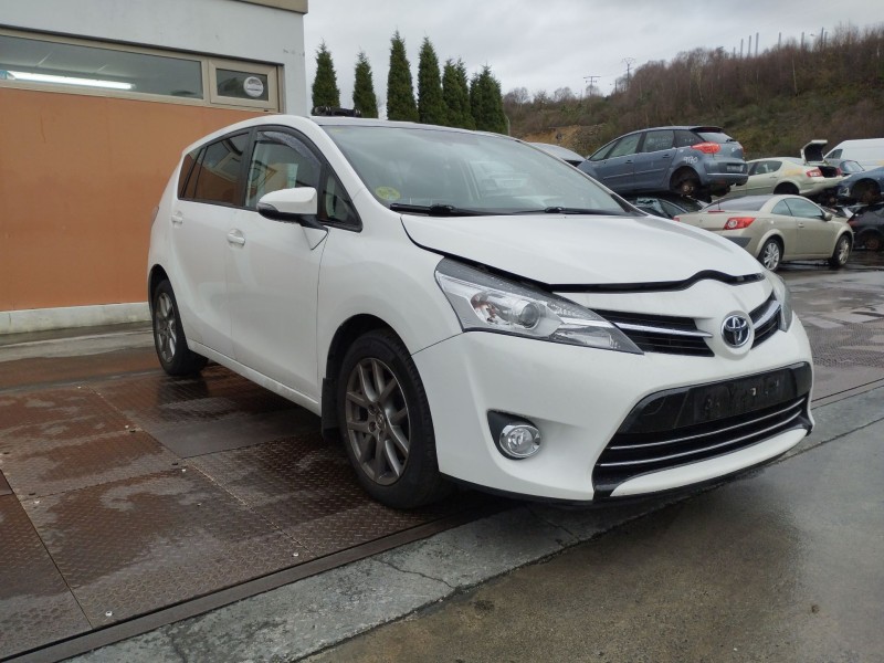 toyota verso (_r2_) del año 2015