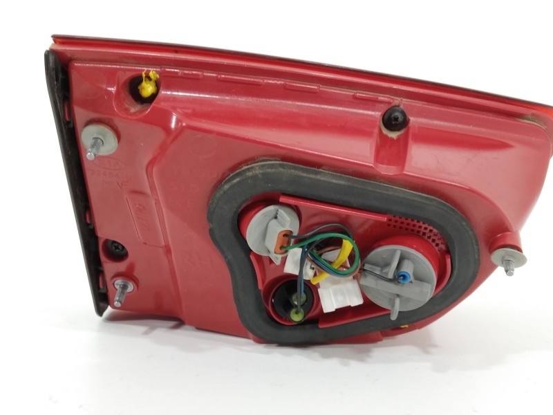 Recambio de piloto trasero derecho en porton para kia rio (yb) referencia OEM IAM 92404H8010  