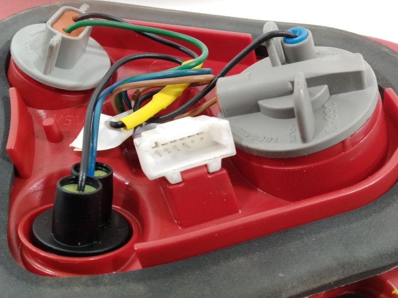 Recambio de piloto trasero derecho en porton para kia rio (yb) referencia OEM IAM 92404H8010  