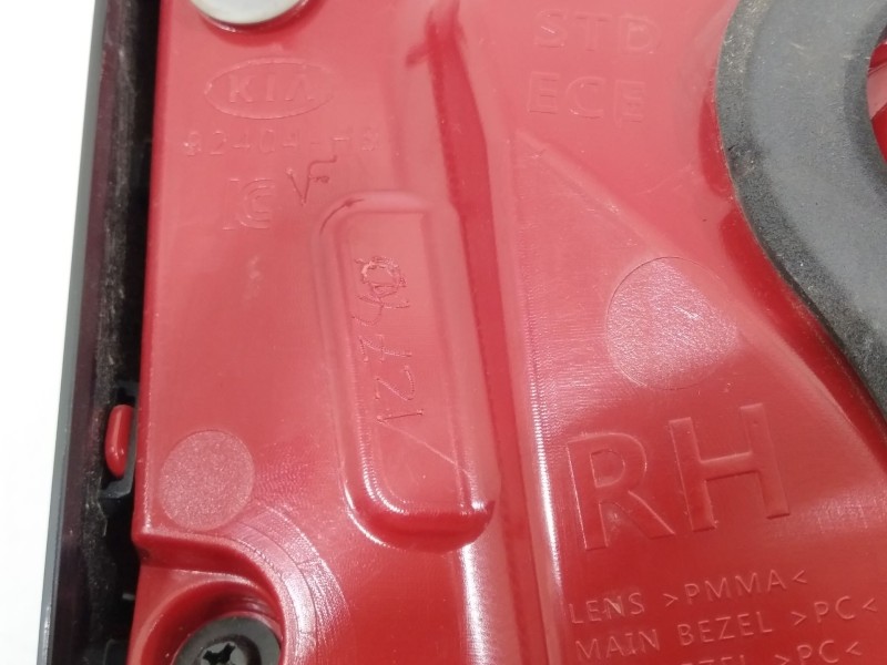 Recambio de piloto trasero derecho en porton para kia rio (yb) referencia OEM IAM 92404H8010  