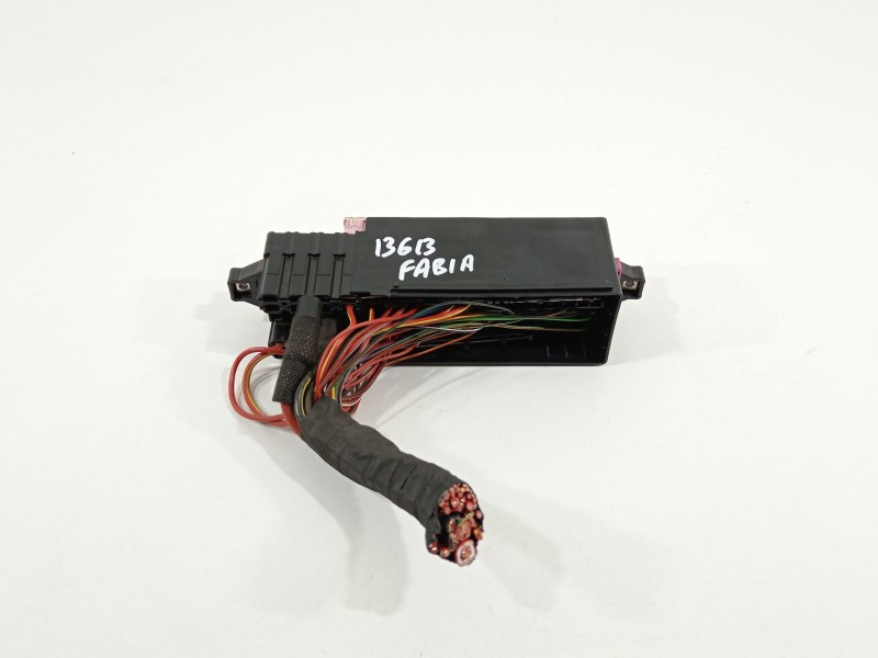 Recambio de caja reles / fusibles para skoda fabia iii (nj3) 1.0 tsi referencia OEM IAM 6C0937615A  