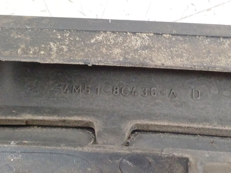 Recambio de rejilla delantera para ford focus berlina (cap) 1.6 tdci cat referencia OEM IAM 4M518138AE  