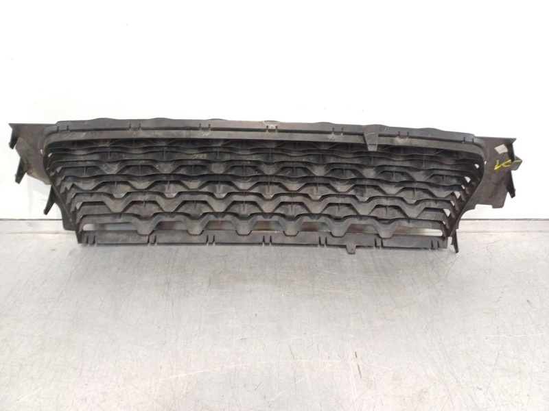 Recambio de rejilla paragolpes central para dacia duster ii access referencia OEM IAM 622544890R  