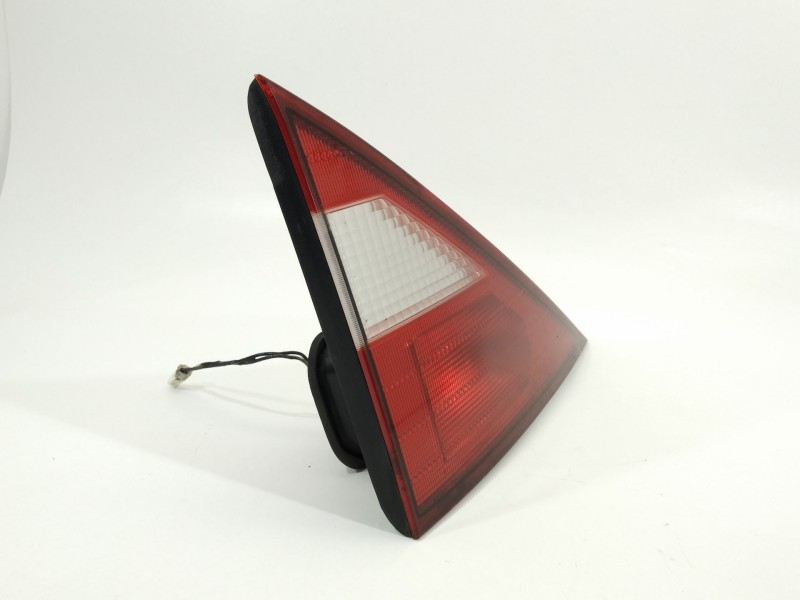 Recambio de piloto trasero izquierdo en porton para ssangyong rodius xdi referencia OEM IAM 8360121403  