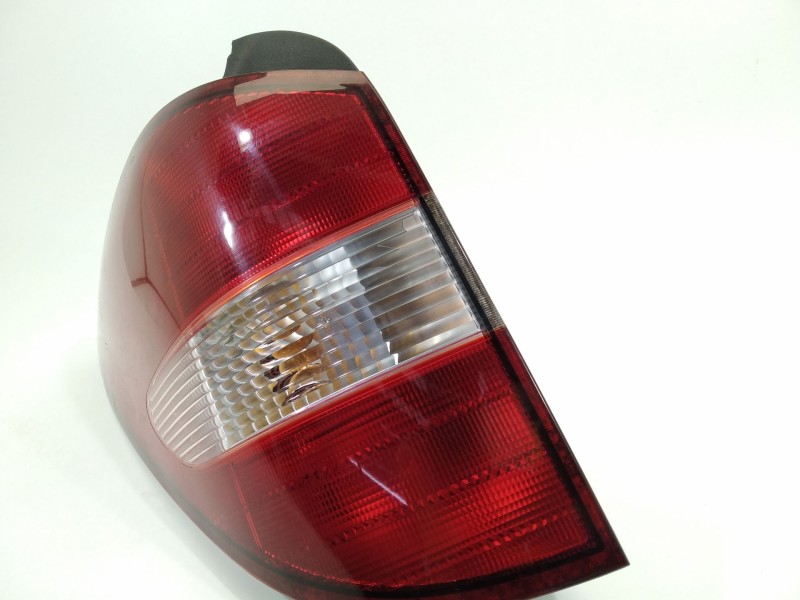 Recambio de piloto trasero izquierdo para ssangyong rodius xdi referencia OEM IAM 8360121304  
