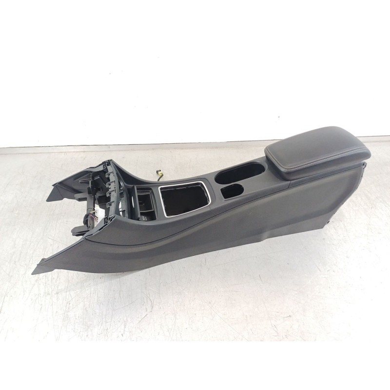 Recambio de apoyabrazos central para mercedes-benz clase cla (w117) cla 200 cdi (117.301) referencia OEM IAM E0517610001  