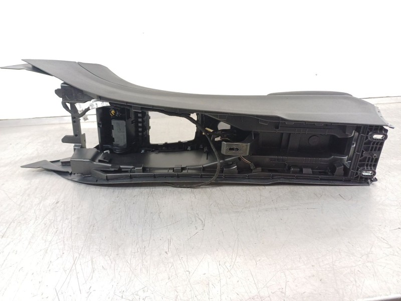 Recambio de apoyabrazos central para mercedes-benz clase cla (w117) cla 200 cdi (117.301) referencia OEM IAM E0517610001  