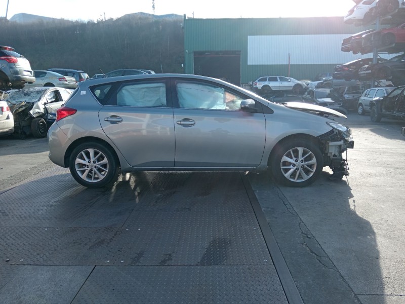 toyota auris (_e18_) del año 2014