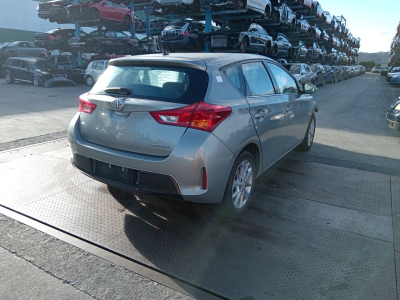 toyota auris (_e18_) del año 2014