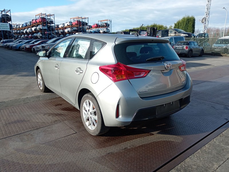 toyota auris (_e18_) del año 2014