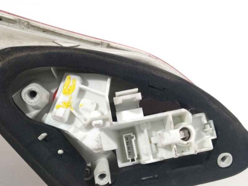 Recambio de piloto trasero derecho en porton para opel astra j lim. selective business referencia OEM IAM 13306455  