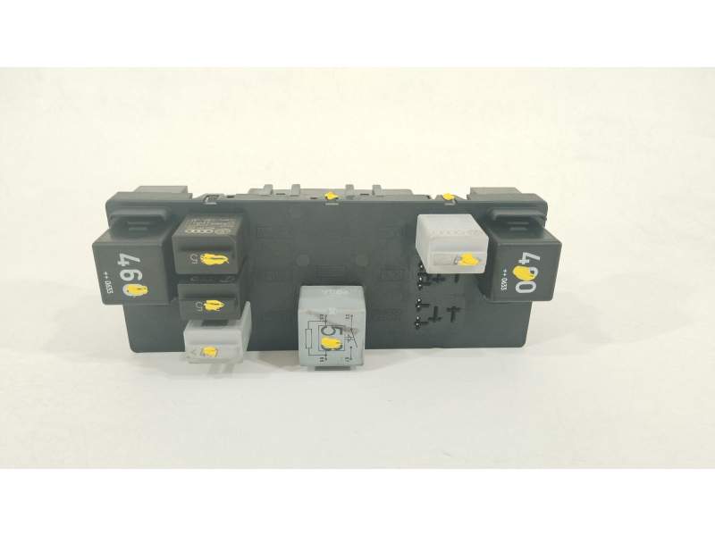 CAJA RELES / FUSIBLES 8P0907279F F005V00519 