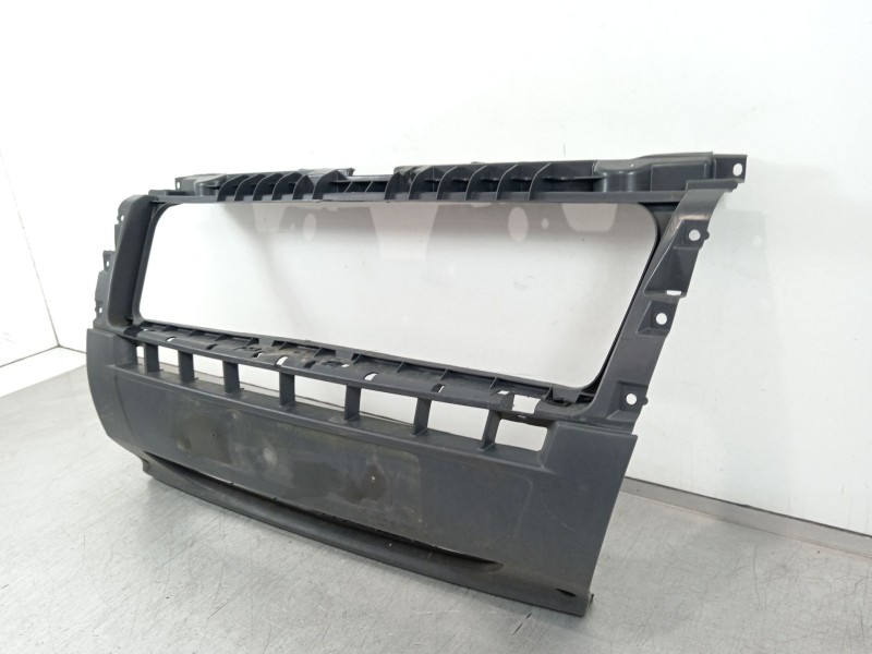 Recambio de rejilla delantera para peugeot boxer furgoneta 2.2 hdi 130 referencia OEM IAM 1305760070  