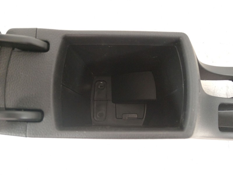 Recambio de apoyabrazos central para kia picanto referencia OEM IAM 84611g6101  