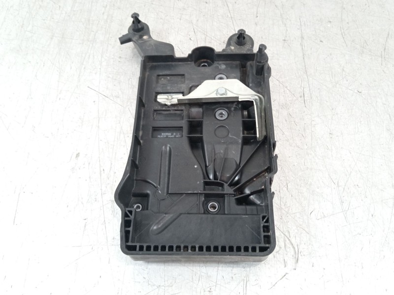 Recambio de soporte bateria para seat arona (kj7, kjp) 1.0 tsi referencia OEM IAM 2q0915331  