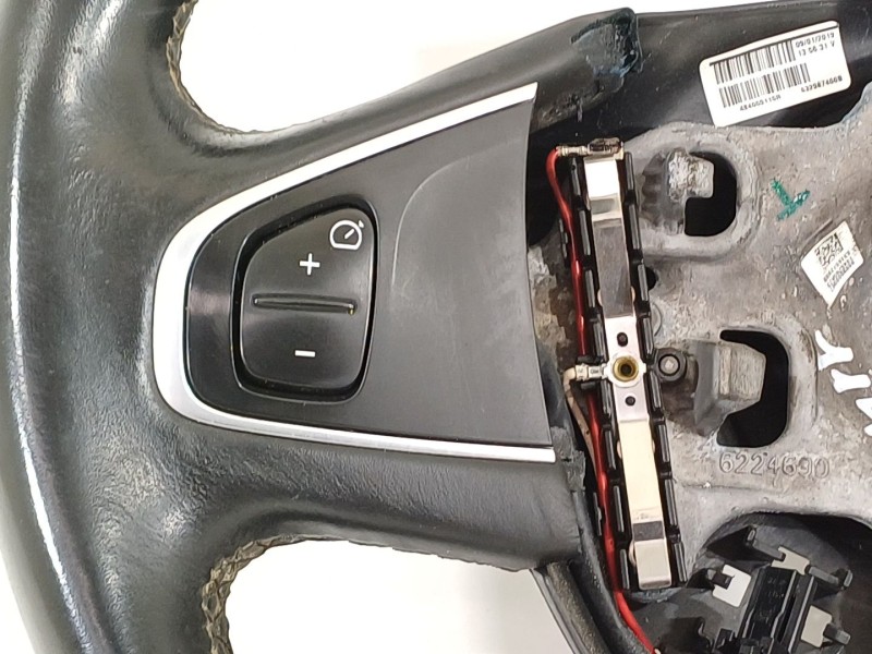 Recambio de volante para renault captur limited referencia OEM IAM 484000110R  