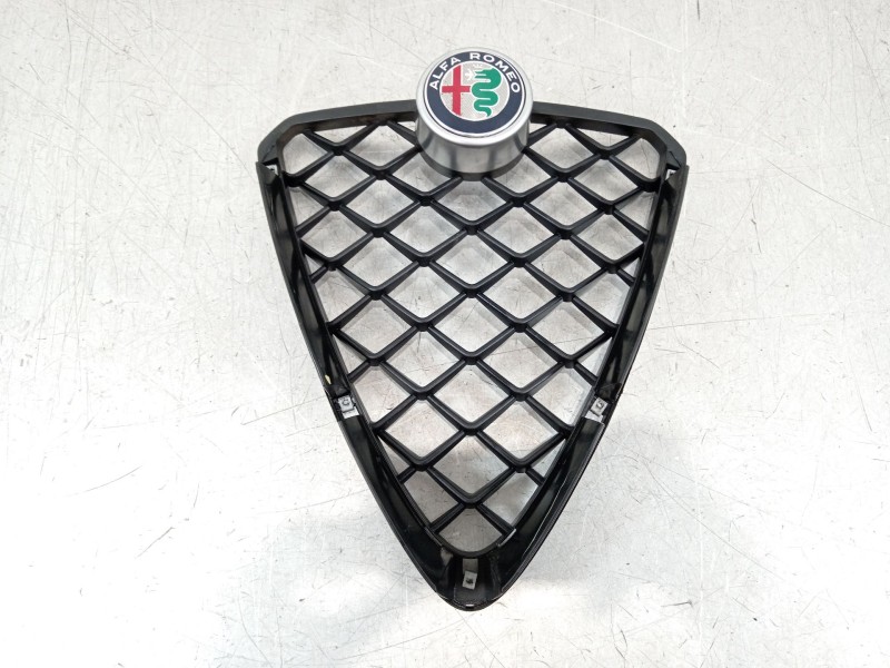 Recambio de rejilla delantera para alfa romeo stelvio (630) quadrifoglio 4wd referencia OEM IAM 156115788  