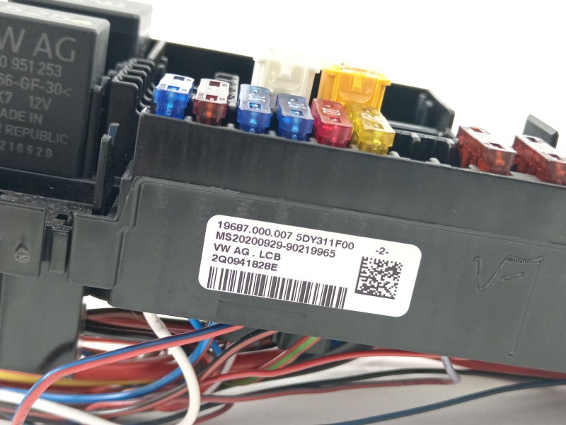 Recambio de caja reles / fusibles para seat arona (kj7, kjp) 1.0 tsi referencia OEM IAM 2Q0941828E  