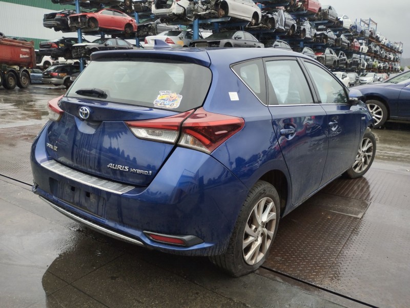 toyota auris (_e18_) del año 2015