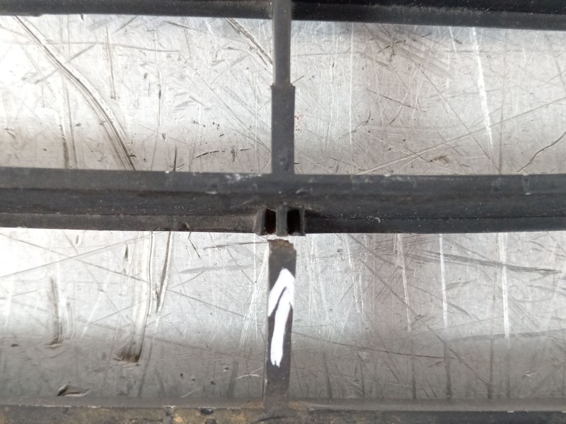 Recambio de rejilla delantera para suzuki samurai (sj) lujo monovolumen referencia OEM IAM 72111830408RL  721118301009E