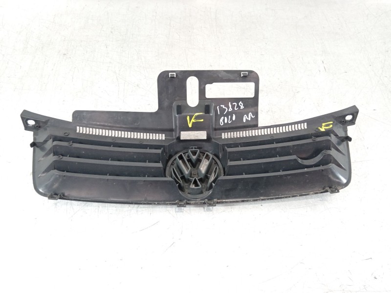 Recambio de rejilla delantera para volkswagen polo iv (9n_, 9a_) 1.4 16v referencia OEM IAM 6Q085365C  1J5853601A