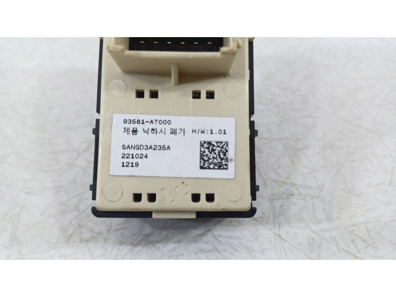 Recambio de mando elevalunas trasero izquierdo para kia niro (de) 1.6 gdi hybrid referencia OEM IAM 93581AT000  