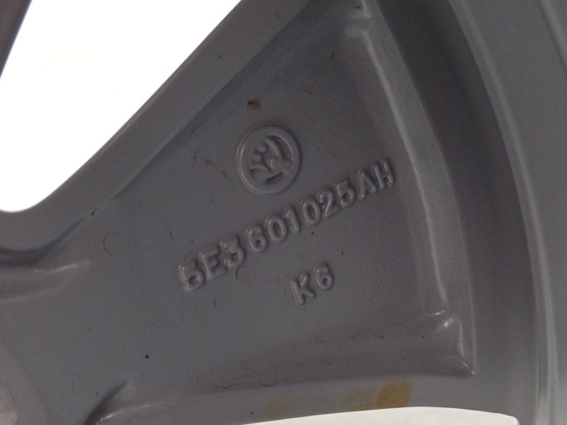Recambio de llanta para skoda octavia combi (5e5) ambition referencia OEM IAM 5E3601025  