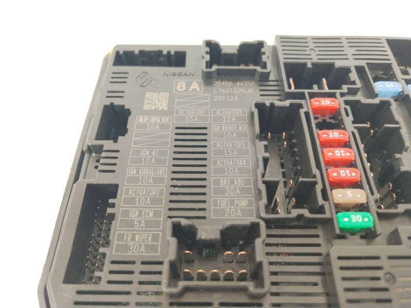 Recambio de caja reles / fusibles para dacia sandero iii 1.0 tce 90 referencia OEM IAM 284B64435R  