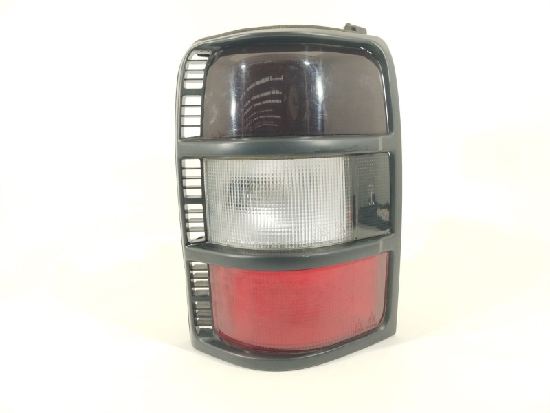 Recambio de piloto trasero izquierdo para mitsubishi montero (v20/v40) 2800 td aniversario (4-ptas.) referencia OEM IAM MB831089