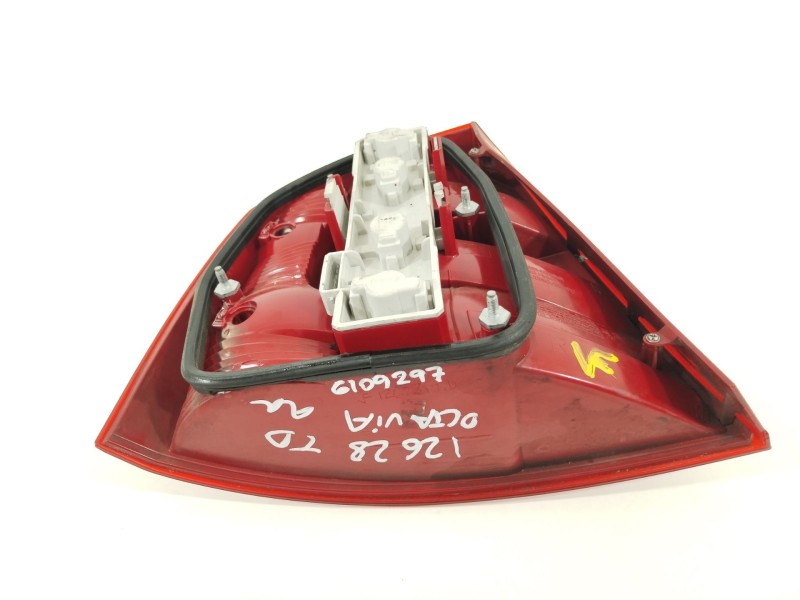 Recambio de piloto trasero derecho para skoda octavia berlina (1z3) elegance referencia OEM IAM 1Z5945112A  086651909