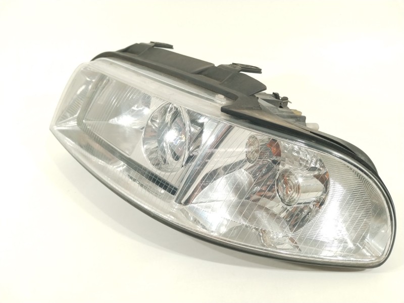 Recambio de faro izquierdo para audi a4 b5 (8d2) 1.9 tdi quattro referencia OEM IAM 8D0941003AK  89300371